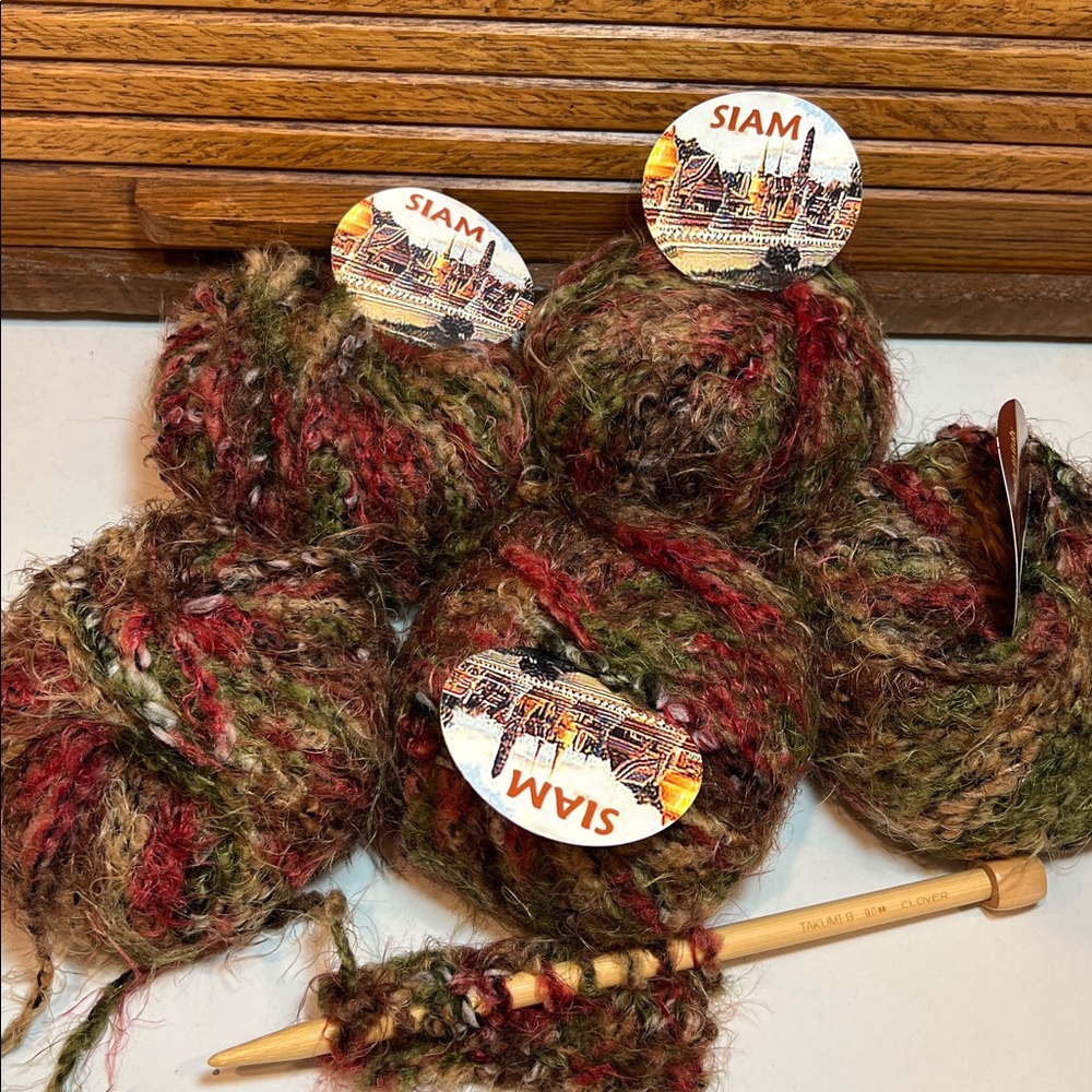 Siam yarn, made in Italy, wool blend novelty yarn, 2.5 sts./1” fun & interesting - Picture 7 of 7